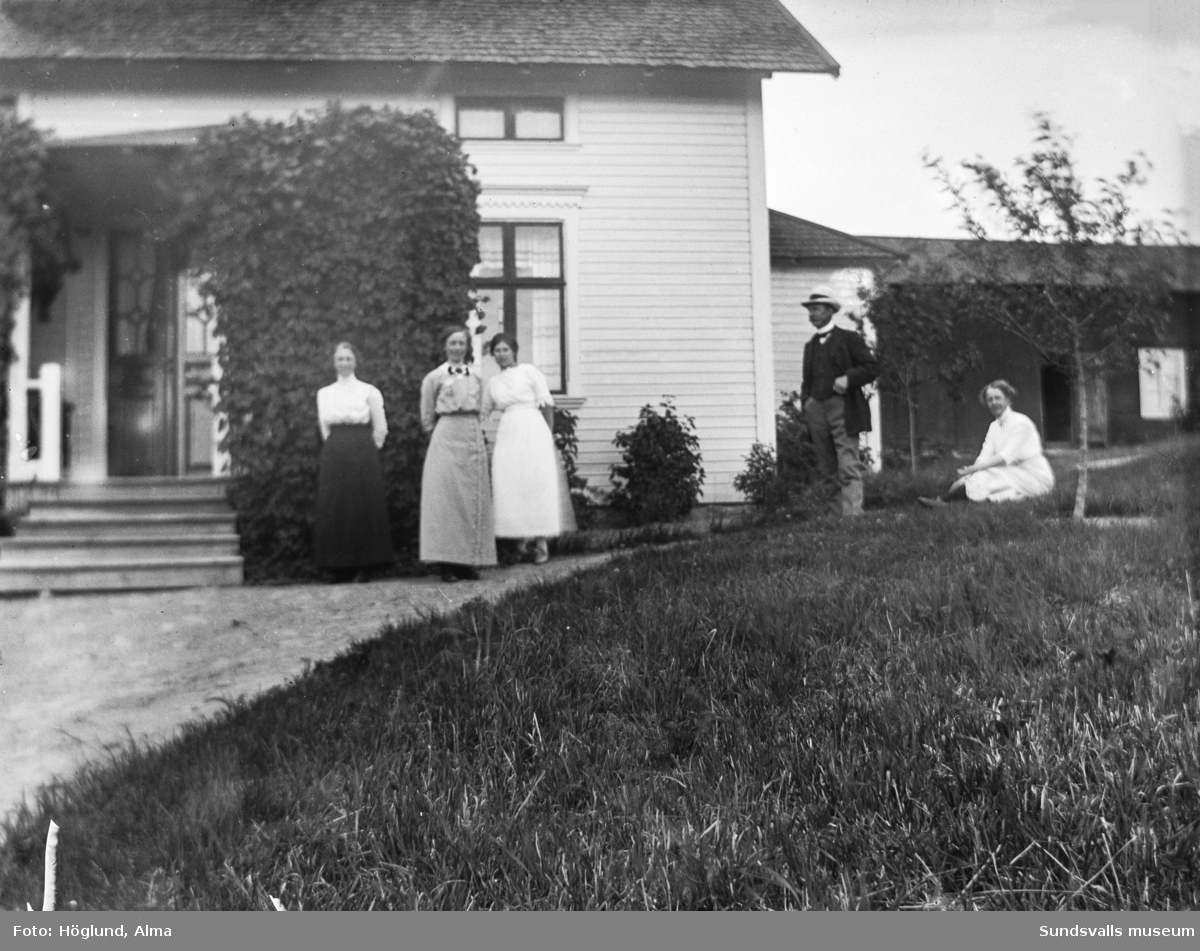 Tre bilder från samma tillfälle vid Sanna och Emil Erikssons gård på Råvland, Stöde. Fyra kvinnor och en man finns med på bilderna.