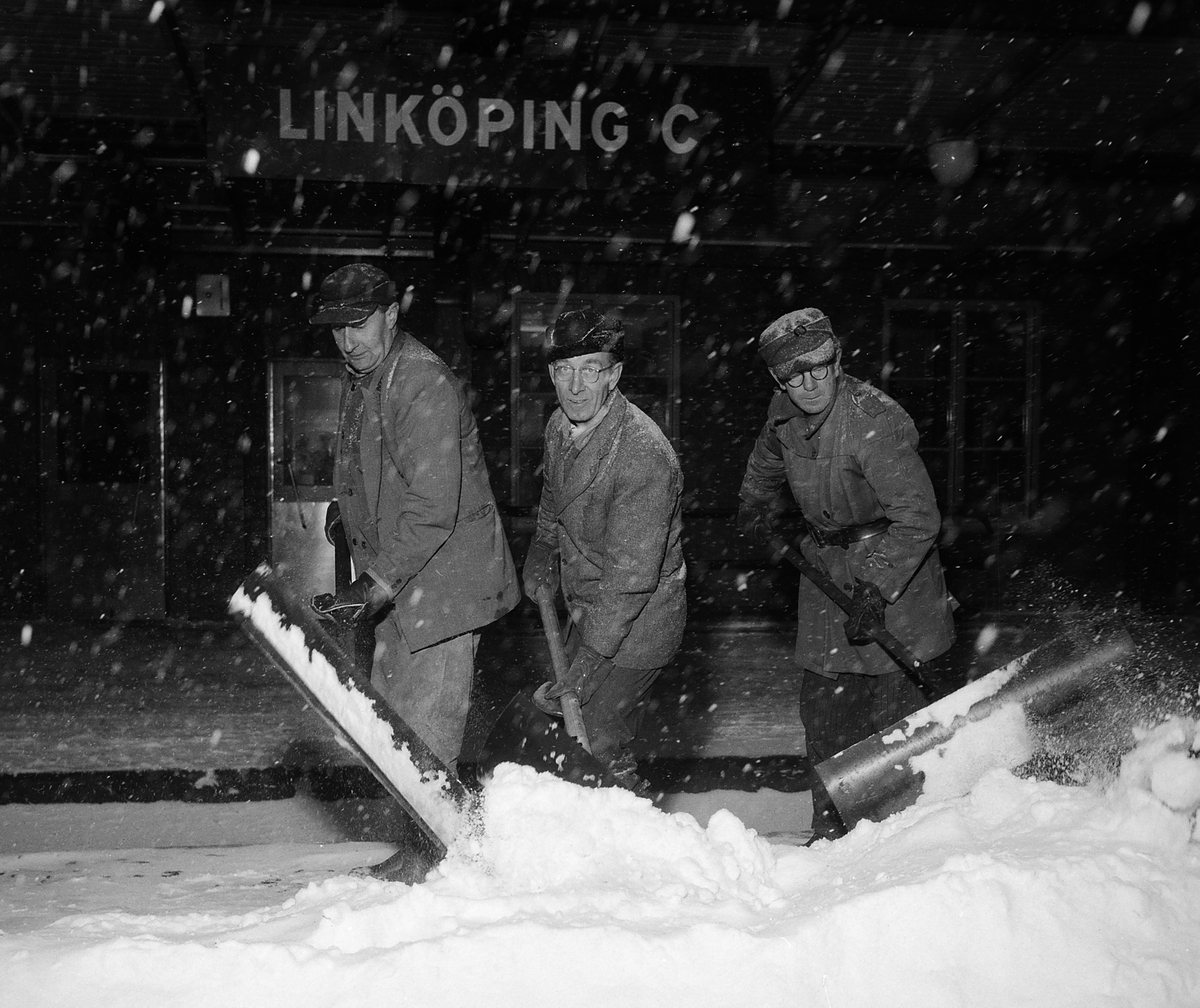 Snöskottning framför Linköpings Centralstation, 1955.