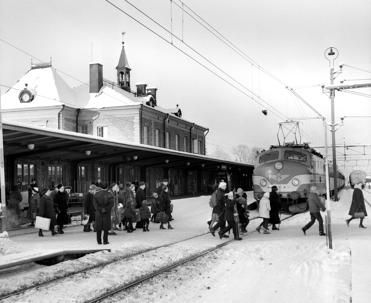 Vinterbild från Linköpings Centralstation, 1962. - Östergötlands museum ...