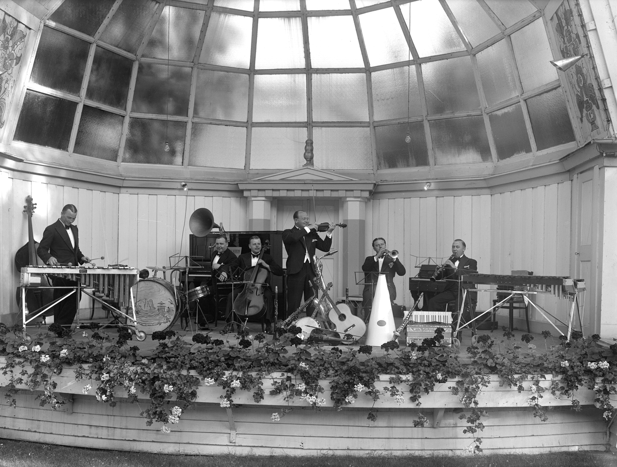 Ögonblick från ett av otaliga framträdanden på Frimurarehotellets populära utescen i Linköping.  Året var 1932 men namnet på orkestern har inte gått att utröna.