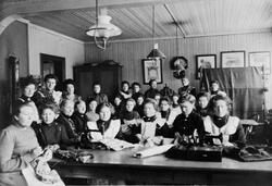 Elever ved Elen Ofstads kvindelige Haandgjerningsskole