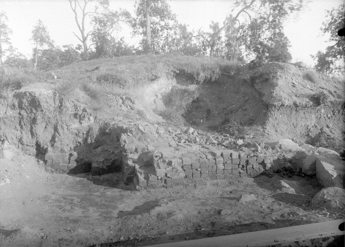 Tegelupplag under vallen på Stallholmen. Kronobergs slottsruin 1938 ...