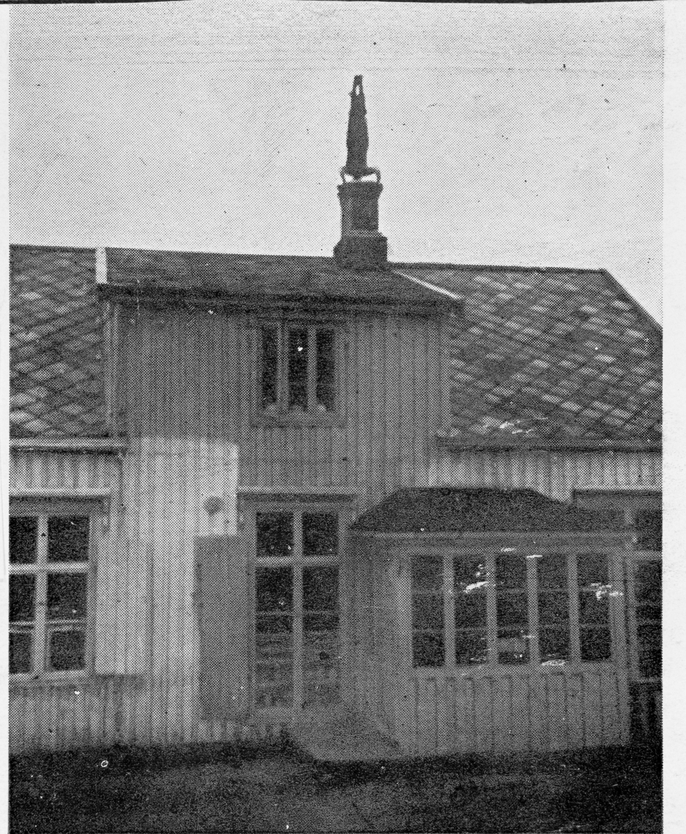 Gammelbutikken i Vasøya, akrobat på murpipa, Vallersund