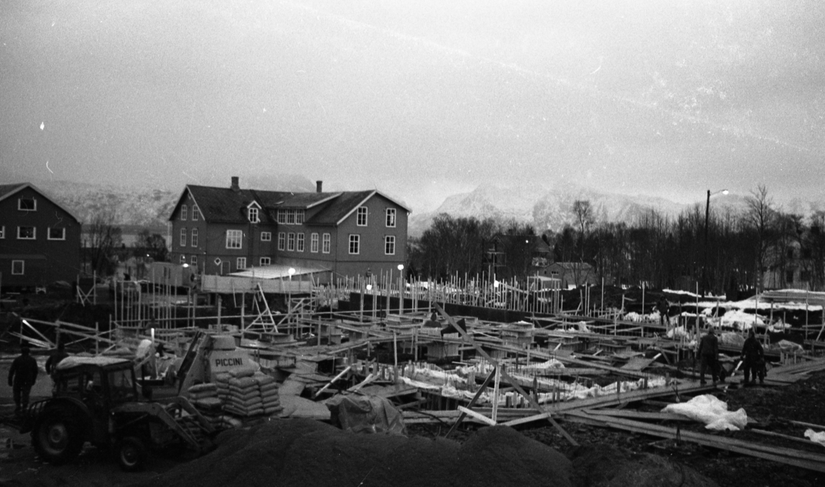 Bygging av kroppsøvingsanlegg (idrettshallen) på Sortland 1971 eller 1972