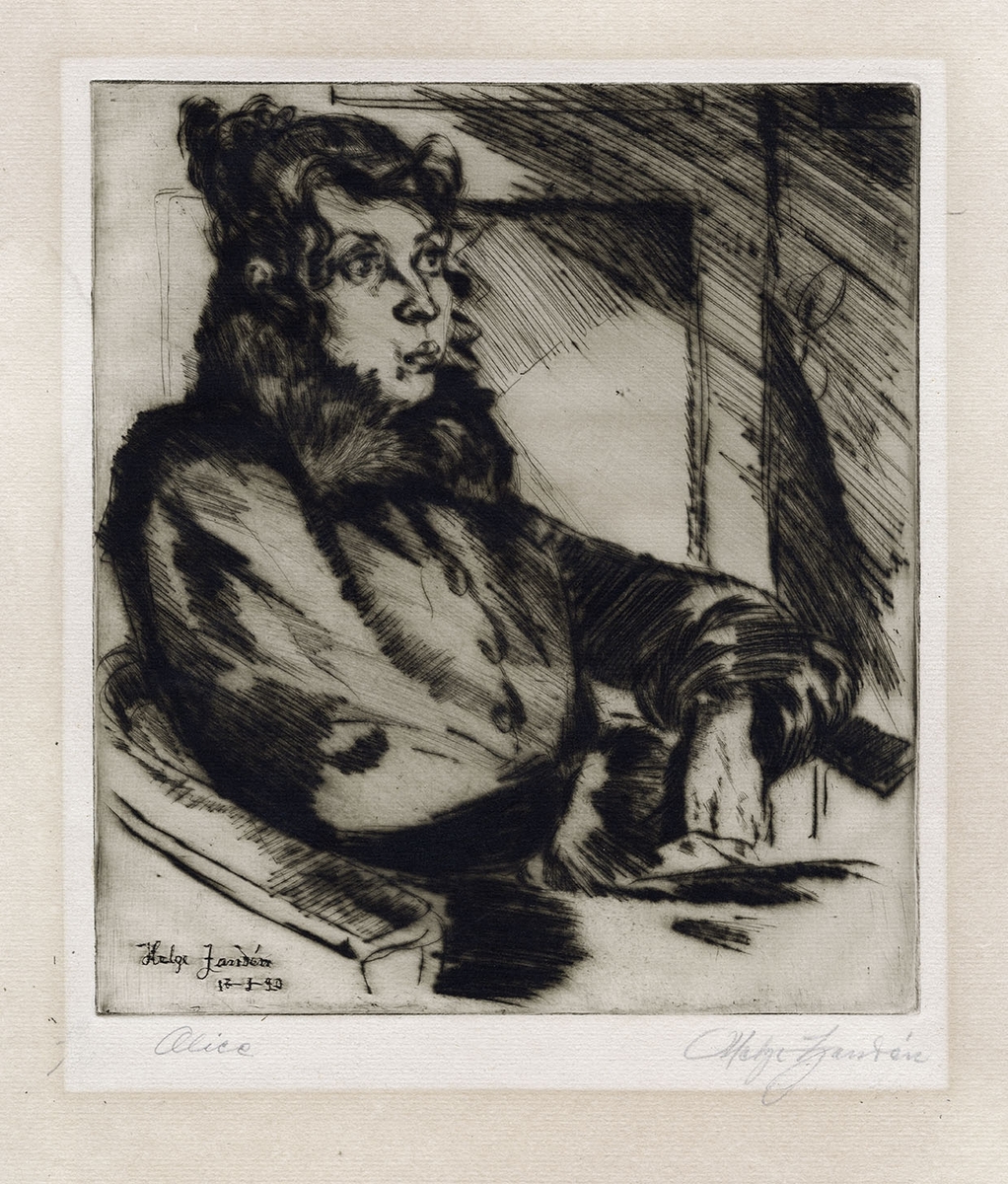 Kvinna som sitter i fåtölj iklädd vinterkappa med pälskrage. Hon är barhuvad med uppsatt lockigt hår.