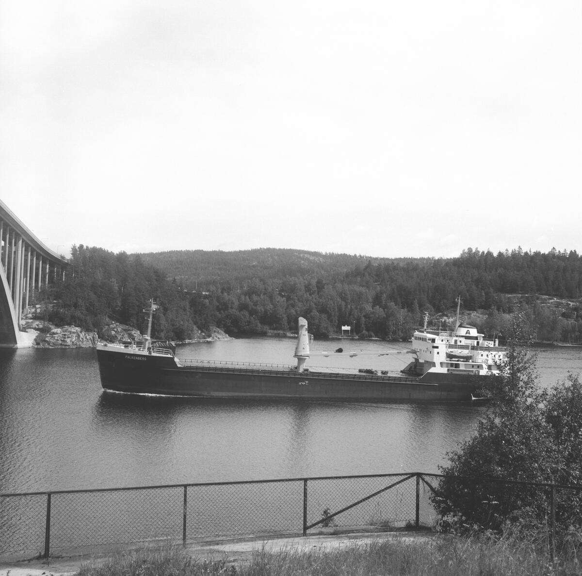 Fartyget Falkenberg vid Sandöbron