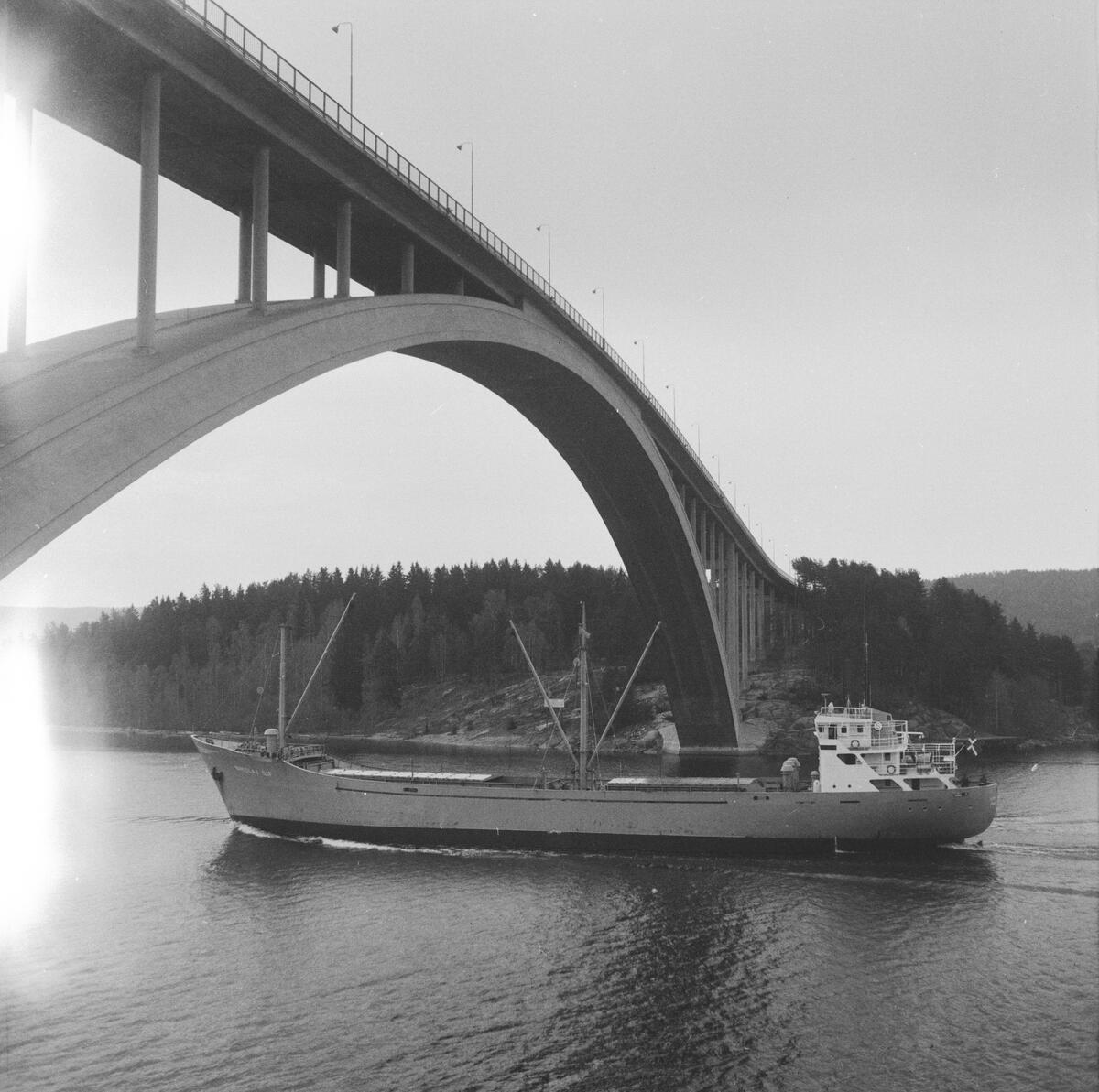 Fartyget Nikolaj Sif vid Sandöbron
