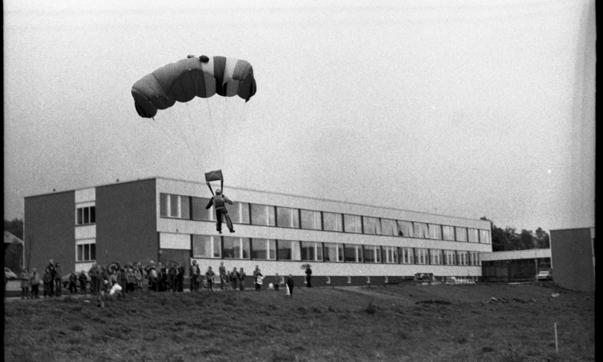 Sortlandsmessa, juni 1977. Fallskjermhopper foran Sortland ungdomsskole.