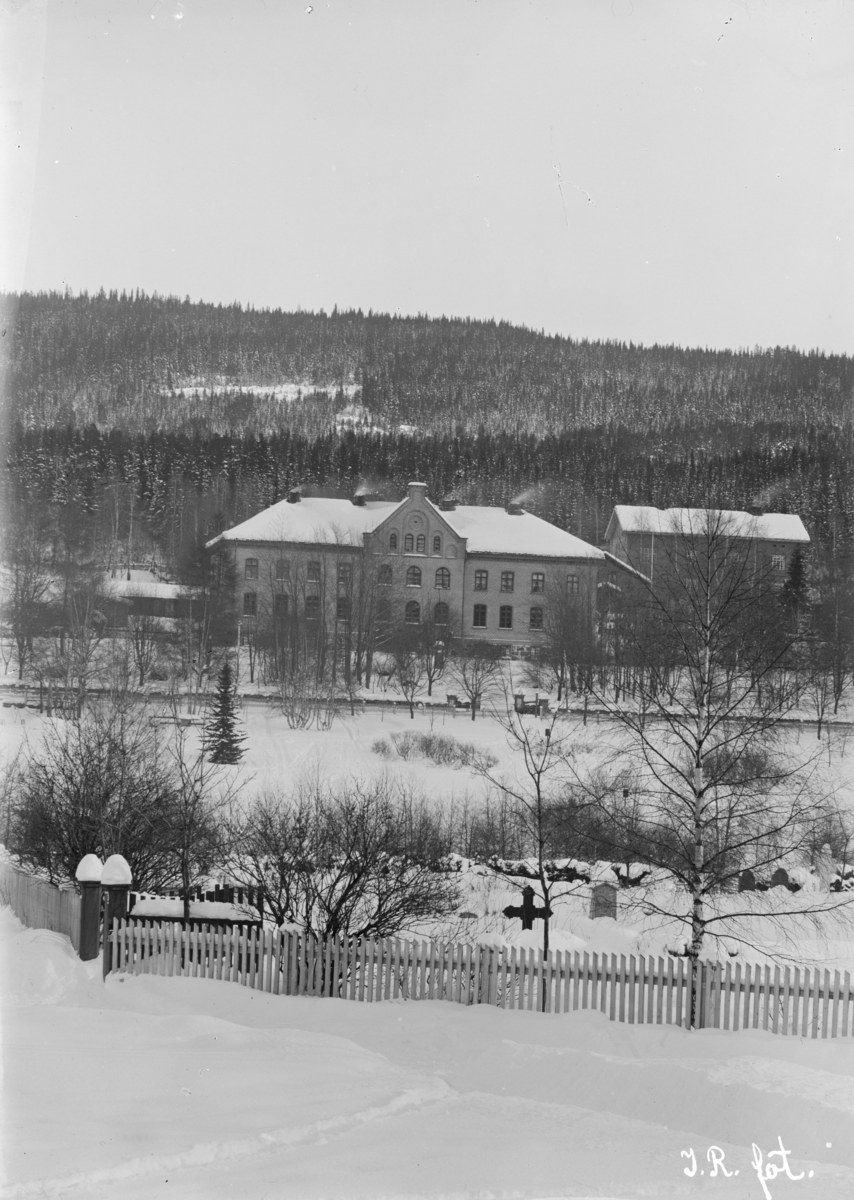 Lillehammer, bilde fra kirkegården mot Søndre Park, Lillehammer Høyere skole og til høyre Lillehammer Sykehus