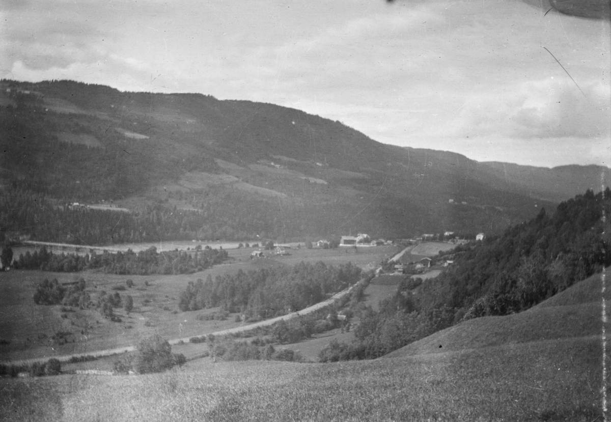Fåberg med utsikt til den gamle Brunlaug bru, som ble tatt av flommen i 1916