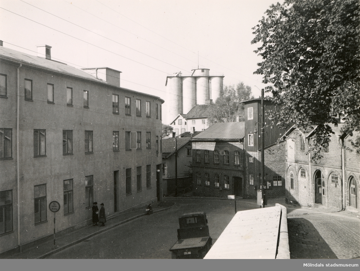 Till vänster ses Viktor Samuelsons fabrik "Strumpan" på Kvarnbygatan 10-14 omkring 1940. Soabs silotorn skymtar i bakgrunden.