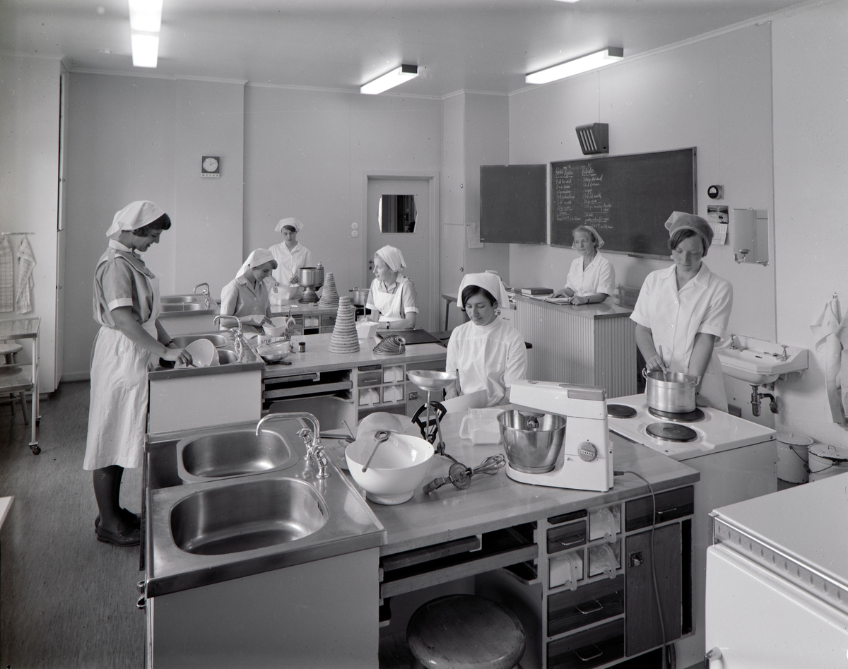 Bilder fra Hamar Husmorskole på Ny-Sagatun i Høyensalgata 70 - 72. på Hamar. Diverse kjøkken arbeid.