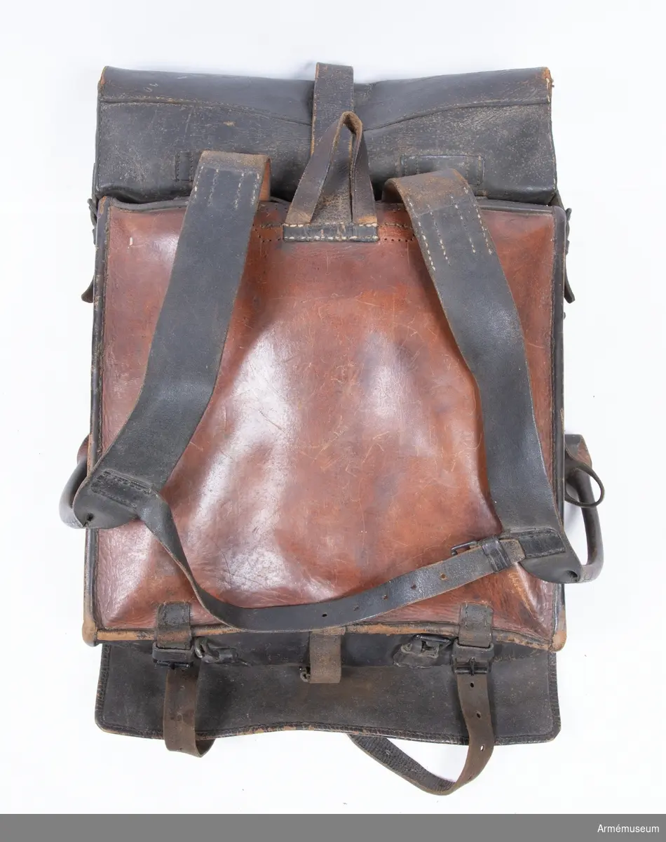 Grupp C II.
Ränsel av läder med en fastspänd väska ovanpå samt hållare för en dricksflaska m/1848.