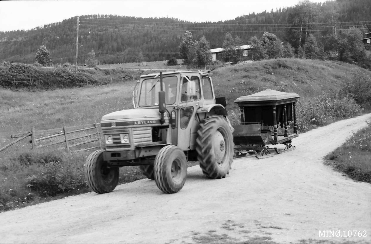 Traktor (transport av likvogn). 