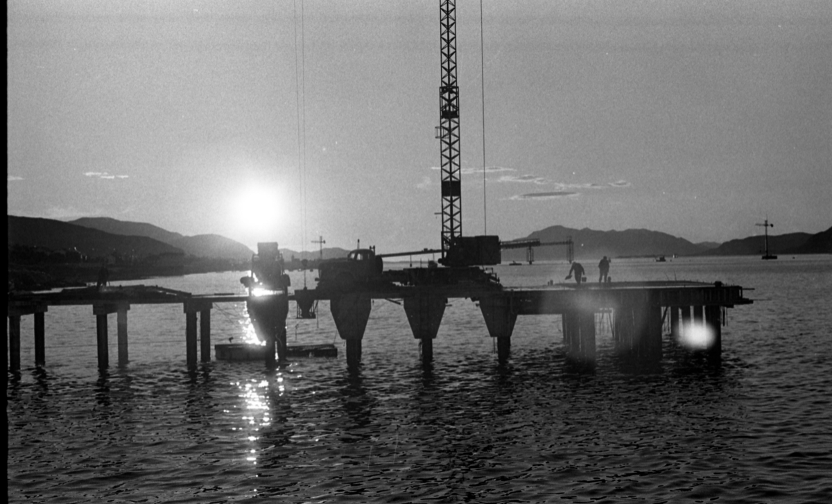Vesteraalens Hermetikkfabrikks kaianlegg under bygging, Sortland 1974. I bakgrunnen er Sortlandsbrua under bygging.