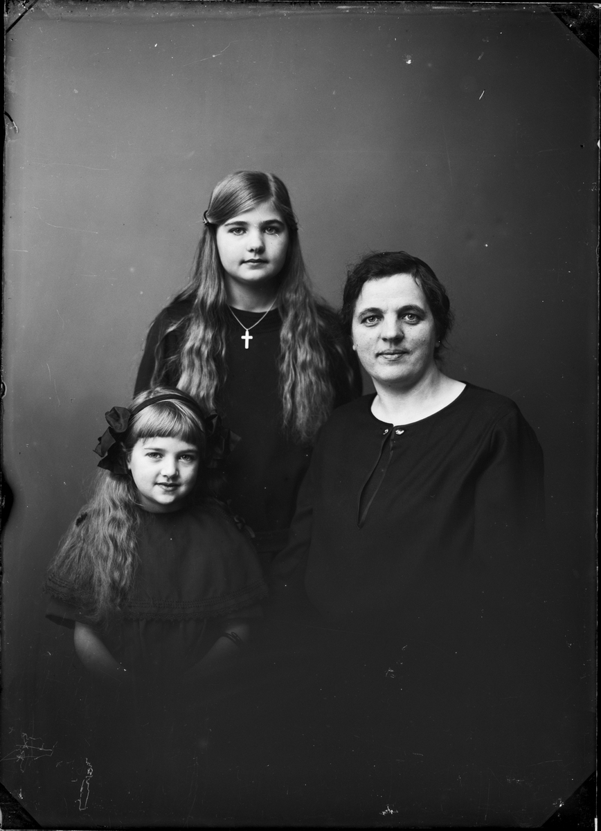 Ateljéporträtt - kvinna och två flickor, Östhammar, Uppland
