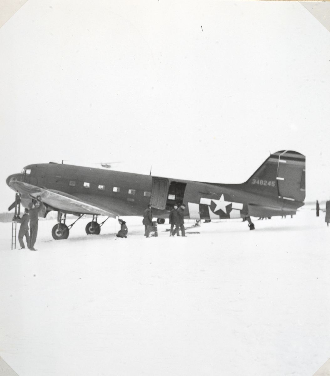 Et DC-47 transportfly klargjøres for avgang med forsyninger fra ...
