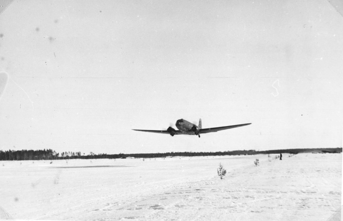 Et DC-47 transportfly for landing på Kallax flybase vinteren 1945.