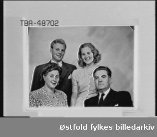 Gruppebilde av familien til Sigurd Runhovde 1947-48.