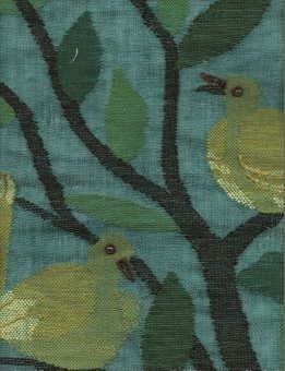 Skiss och mönsterritnngar finns i mapp BM 75282. Mindre modell se BM 75281. Garnkartor till två färgställningar finns. Kalkyl finns i särskild pärm.

Bonad i HV-teknik. Mönster med två gula fåglar som sitter var sin gren. Träd med gröna blad i olika gröna nyanser. Lila glaspärla till fåglarnas ögon.