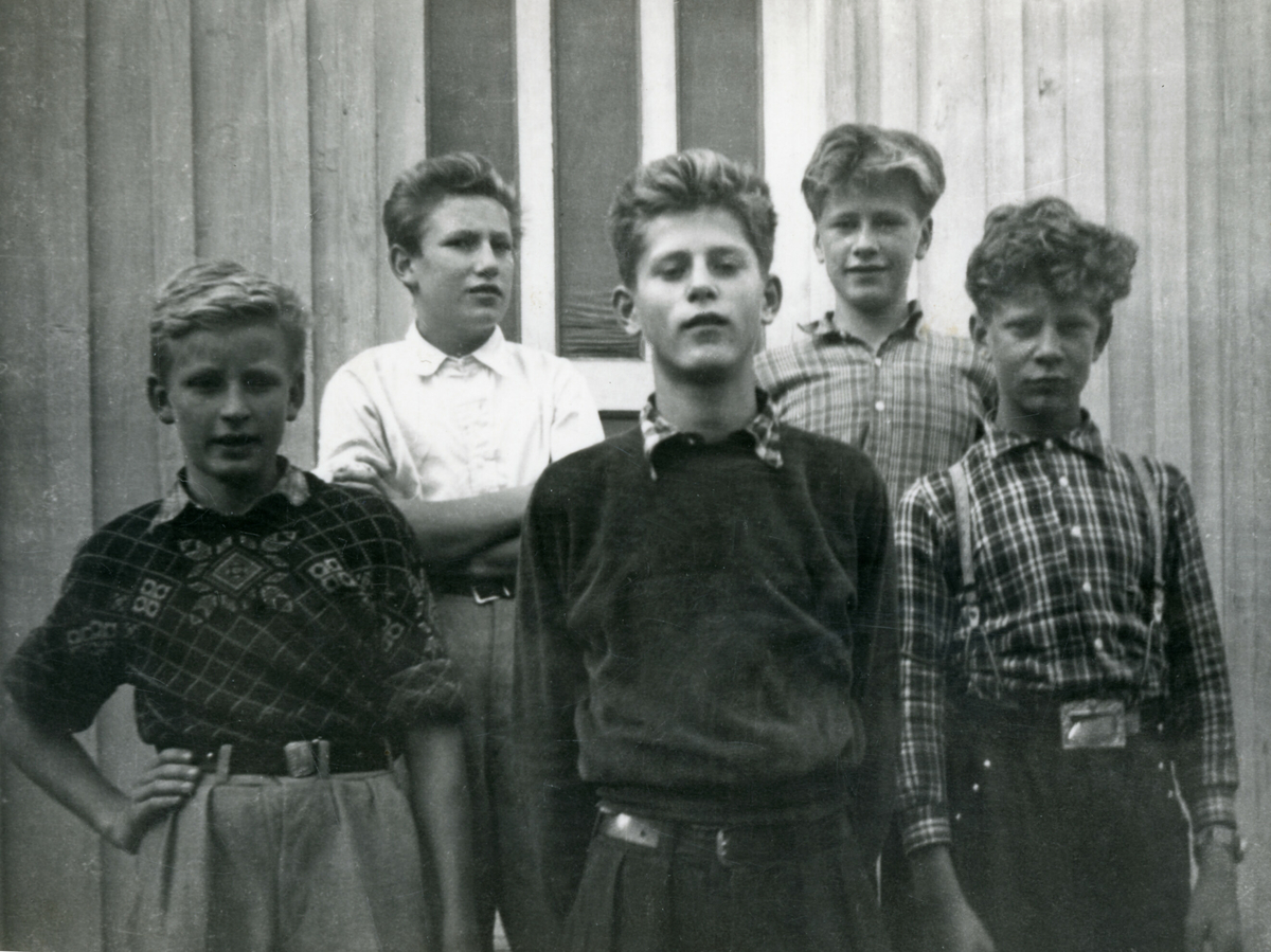 Fem gutar på Oterholt ca. 1951-52: F. v Kjell Jan Myhre, Torleif Moen ...