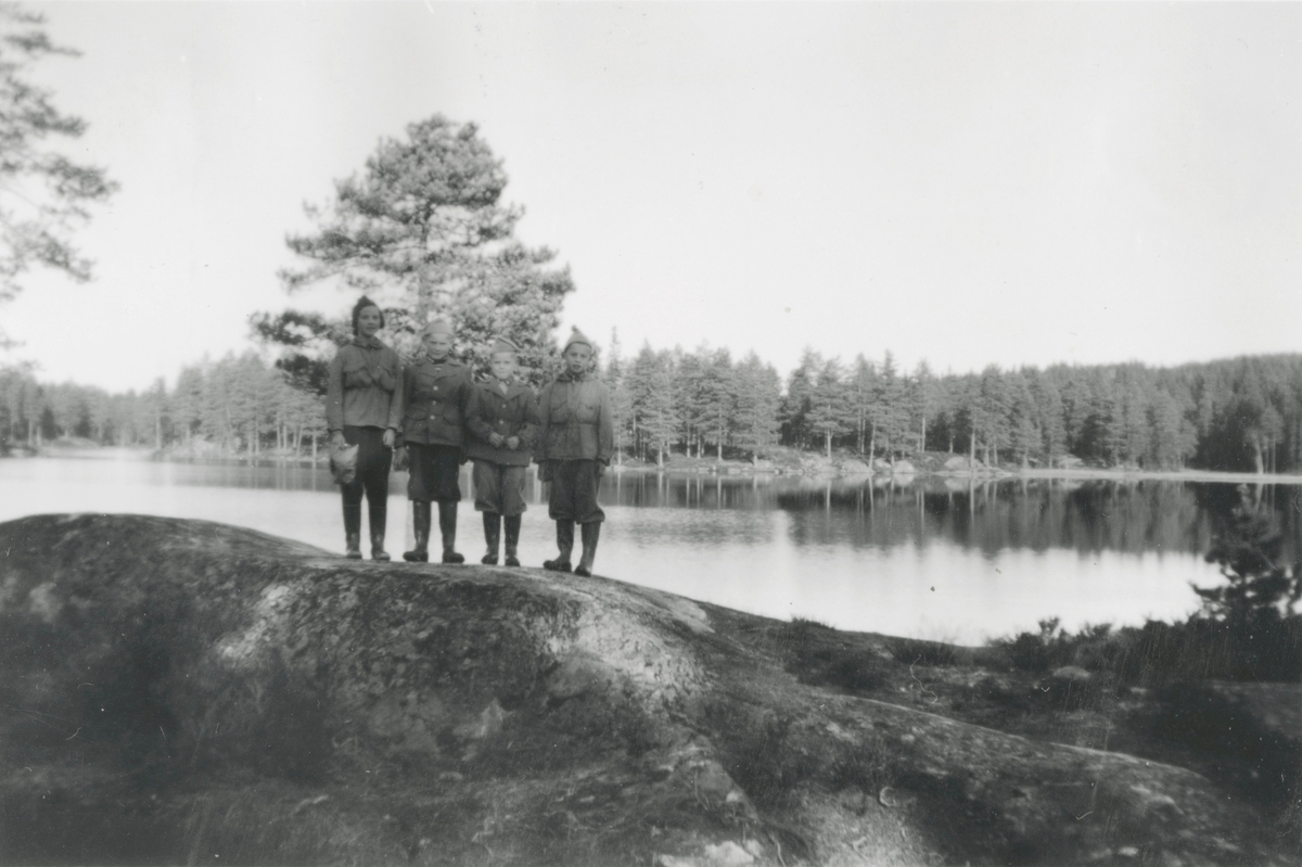Fire barn står ved Buvannet i Gjerdrum.