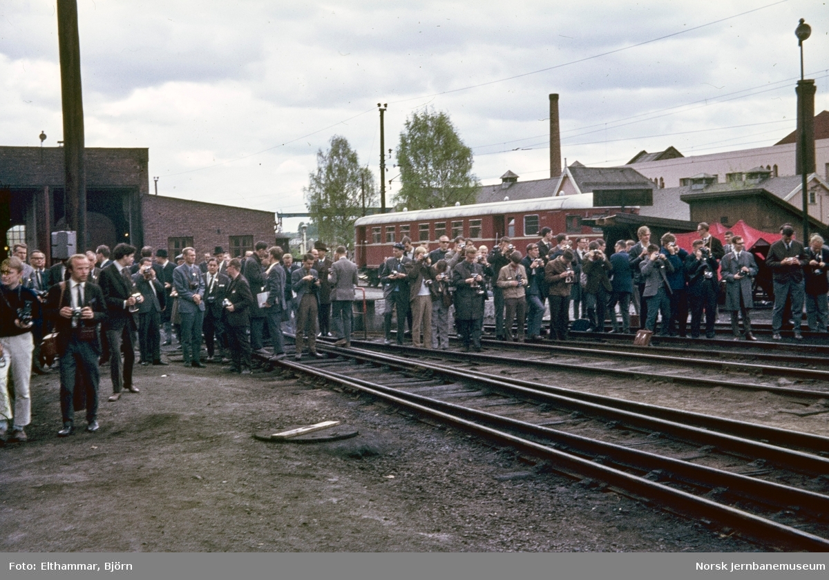 Deltakere på Svenska Järnvägsklubbens veterantogtur utenfor lokomotivstallen på Hamar stasjon