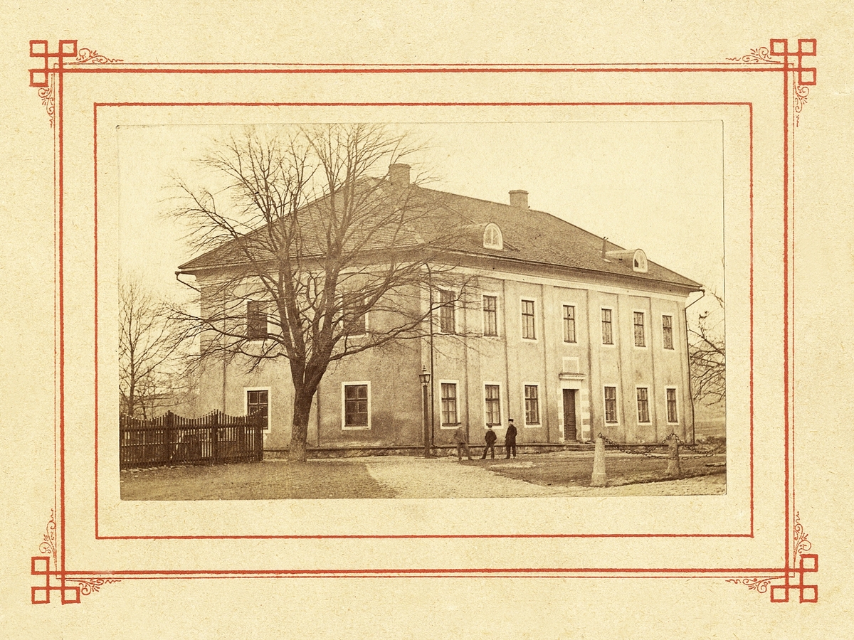 Det s.k. Karolinerhuset i Växjö, byggt som trivialskola, senare använt bl a som stiftsbibliotek.