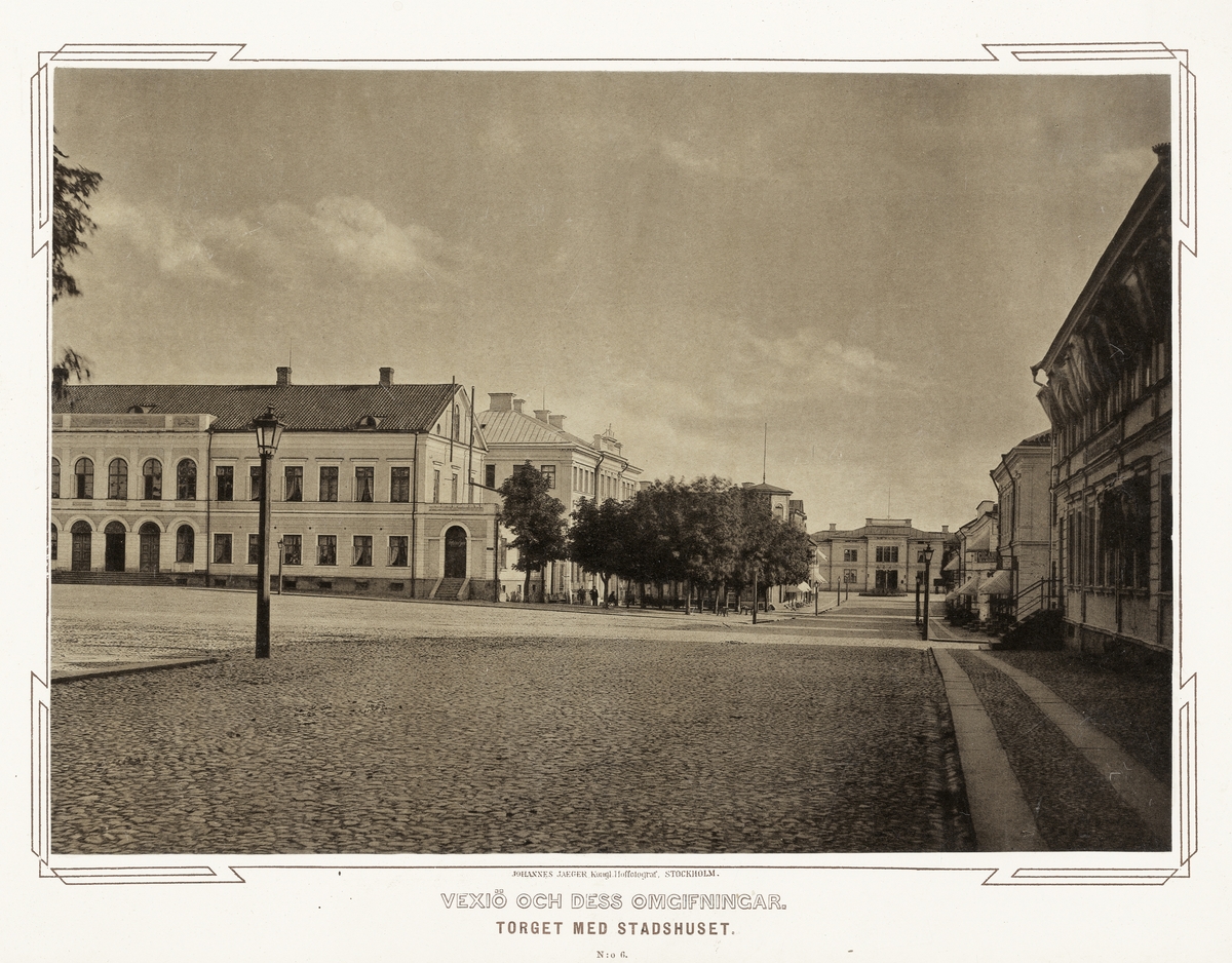 Kungsgatan söderut, Växjö, ca 1885. Till vänster ser man stadshuset med den nybyggda stadshotellsdelen.