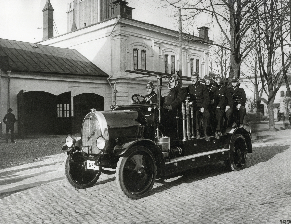 En brandbil med manskap vid dåv. brandstationen på Storgatan, Växjö. 1920-tal.