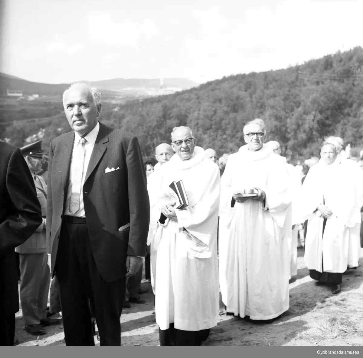 Frå vigslinga av Eysteinskyrkja på Hjerkinn 3. august 1969. Leiv Løvold, direktør ved Tverrfjellet gruver på Hjerkinn og Kjell Bondevik, kirke- og undervisningsminister.
