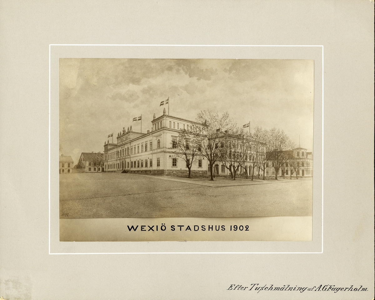 "Wexiö Stadshus 1902. Efter tuschteckning af A.G. Fagerholm".
Växjö stadshus tecknat från hörnet vid Kungsgatan. Till vänster syns stortorget och några hus längs Kronobergsgatan.