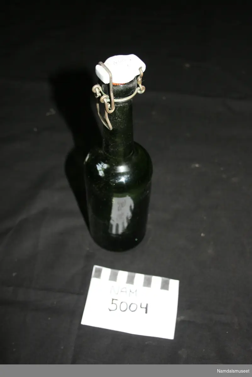 Flaske i grønt glass med patentkork