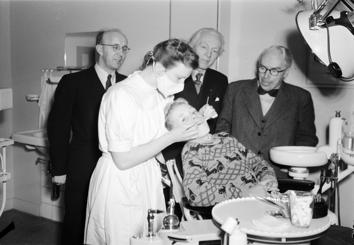 Pojke blir undersökt av kvinnlig tandläkare, Domarringen, Uppsala