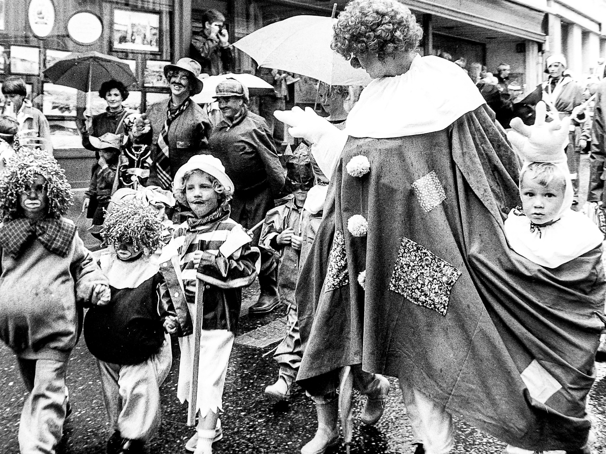 7.juni parade i Kragerø. "Klovnefolket" og "Natur -svinet" toger i gatene. 1991