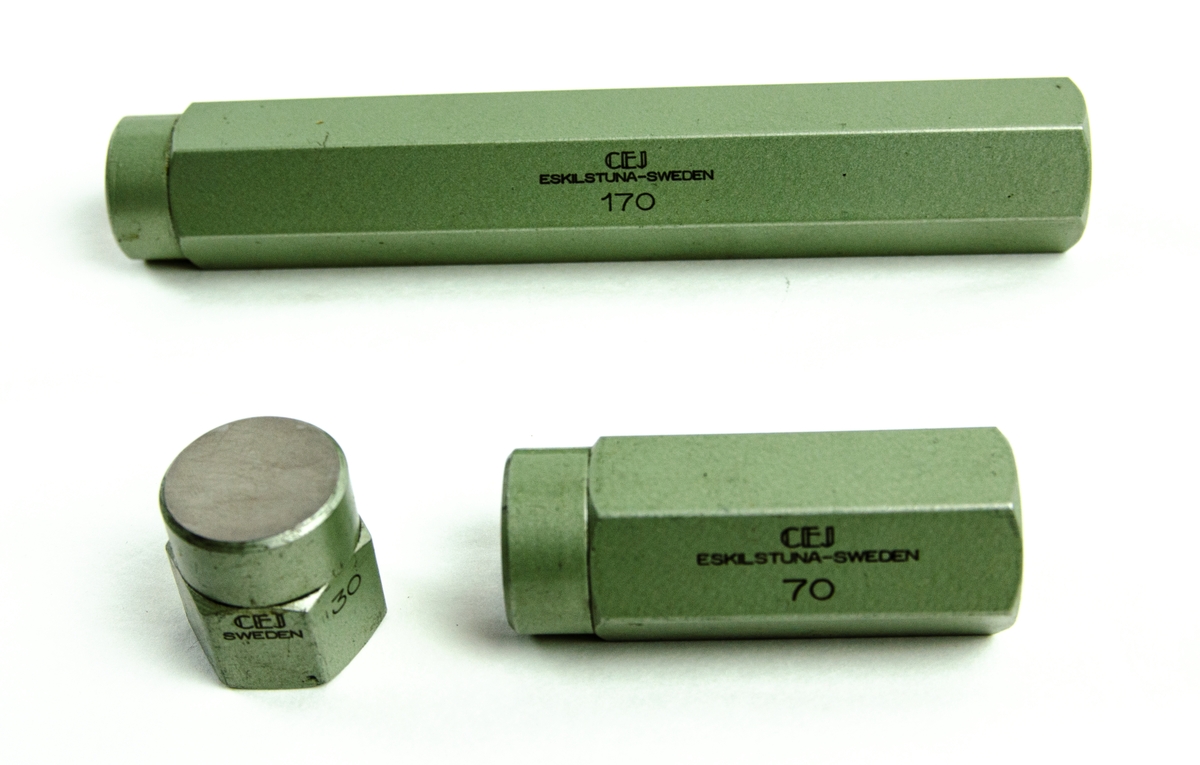 Stavmått
Stavmått i metall tillverkat av C.E. Johansson i Sverige i specialtillverkad trälåda. Föremålet består av en komplett uppsättning delar i olika storlekar från 1 mm till 170 mm. De större delarna är grönfärgade och präglade med företagetslogotyp. De olika delarna går att kombinera för att få önskat mått.