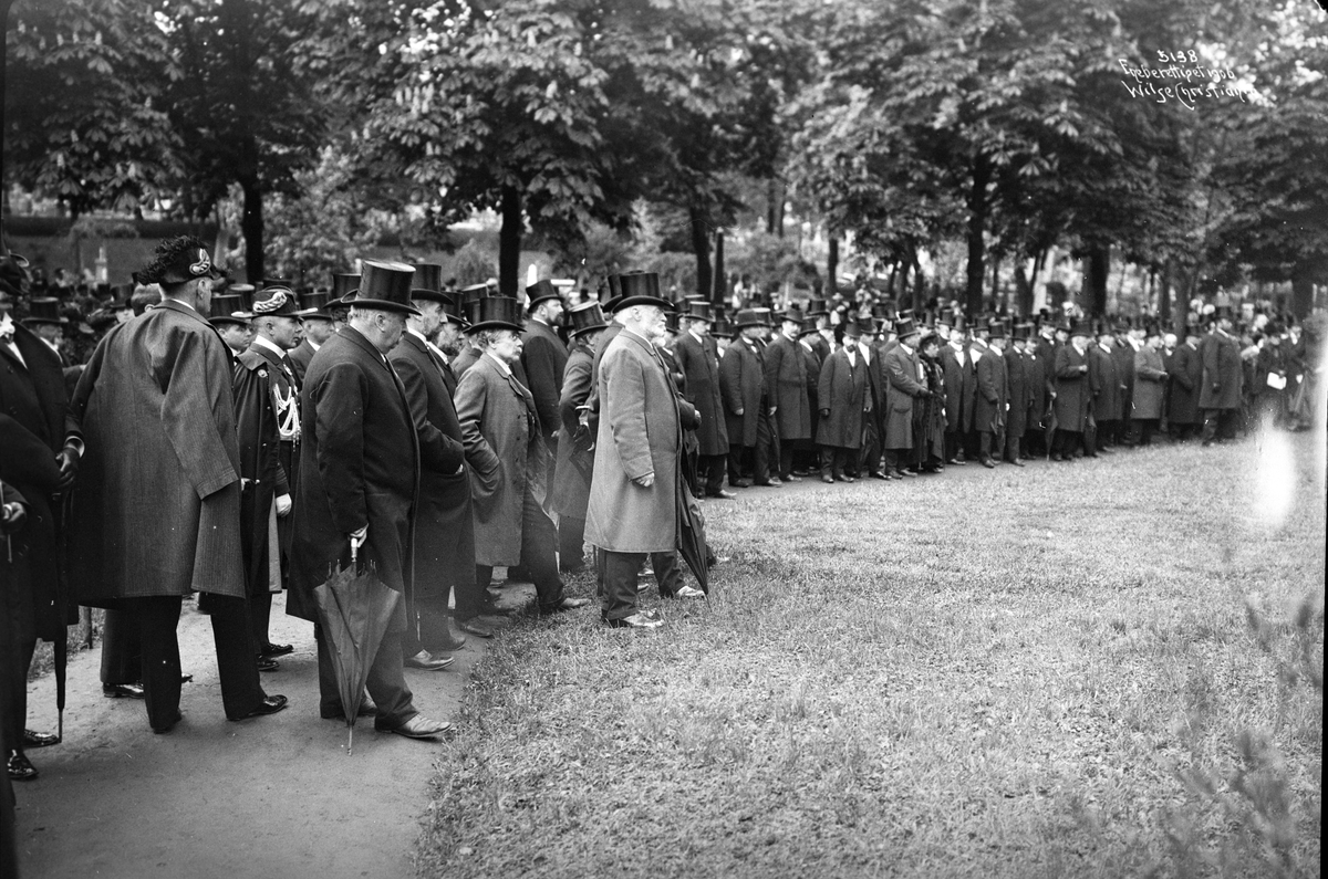 Regjeringen og diplomatiet under Henrik Ibsens begravelse på Vår Frelsers gravlund i Oslo 1. juni 1906.