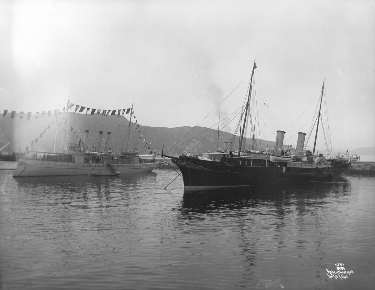 Det danske kongeskipet, hjuldamperen «Dannebrog» fra 1879 og det norske kongeskipet Heimdal fra 1892 la til ved Brattøra i Trondheim. Fotografert 15. mai 1906.