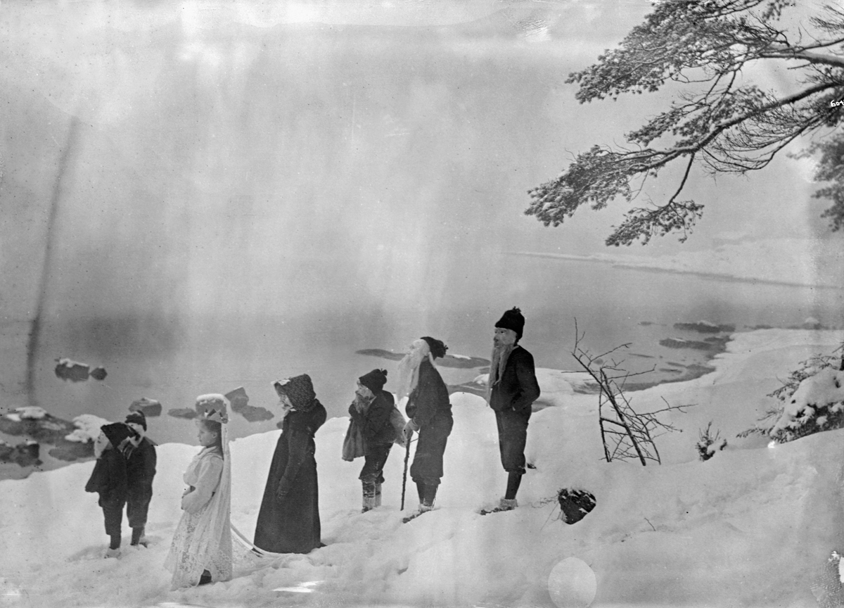 Barn spiller skuespillet Maias drøm ute i skogen. Her har følget kommet ned til stranden. Fotografert vinteren 1907.