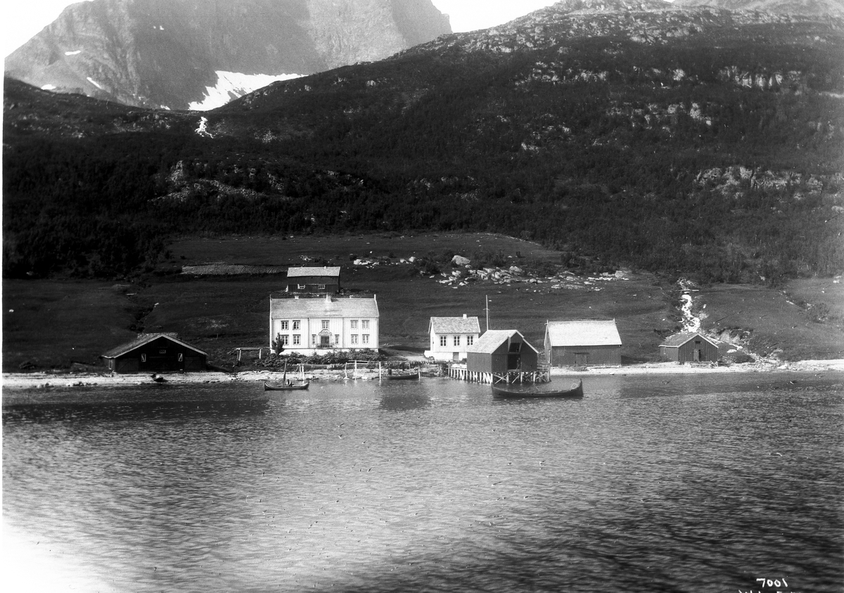 Tørris Pedersen drev landhandel på Maursund gård på øya Kågen i Skjervøy kommune. Fotografert i 1907.