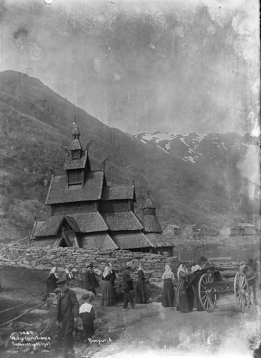 Konfirmanter (jenter) utenfor Borgund stavkirke. Fotografert i mai 1907.