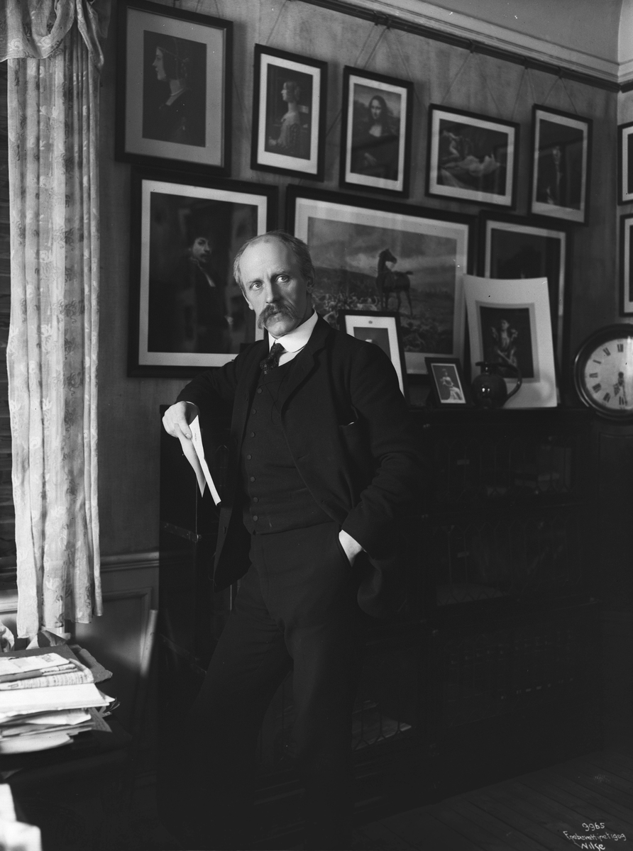 Fridtjof Nansen stående ved sitt arbeidsbord 4. mars 1909.