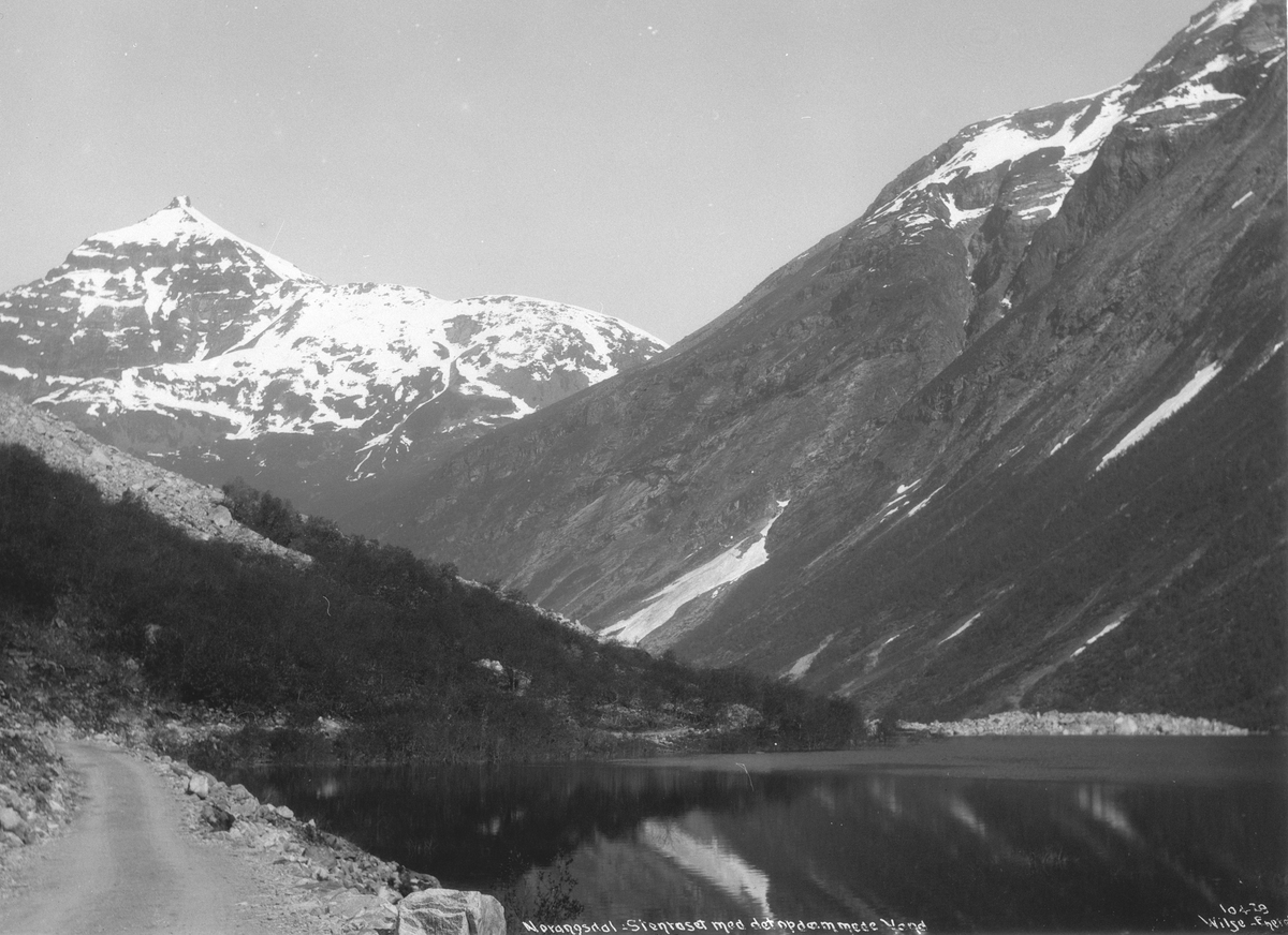 Oppdemmet vann etter steinras i Norangsdalen. Fotografert i 1909.