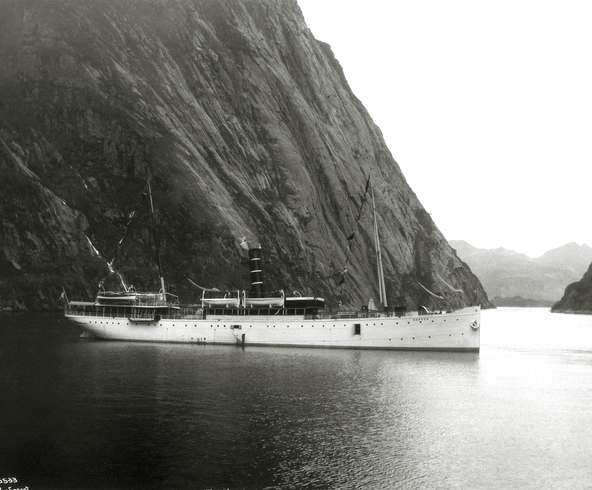 Passasjerskipet Neptun i Trollfjorden ved Raftsund. Fotografert i 1909.