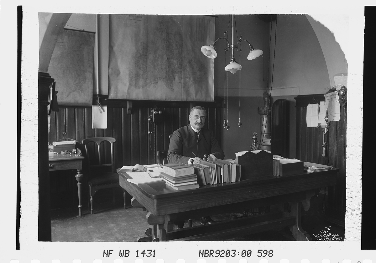 Herr Jelstrup bak skrivebordet på sitt kontor.