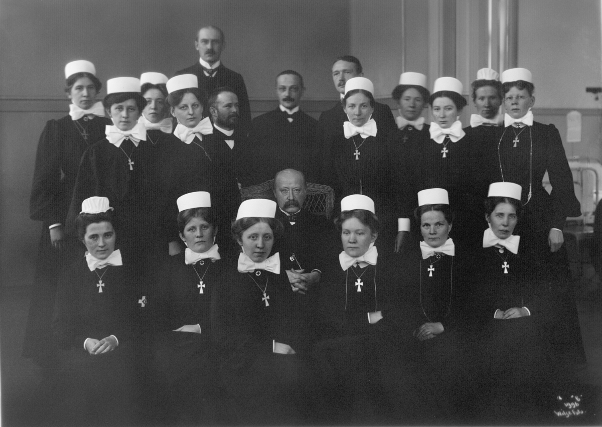 Uteksaminerte sykepleiere fra Ullevål Sykehus sammen med antatte lærere og overordnede.