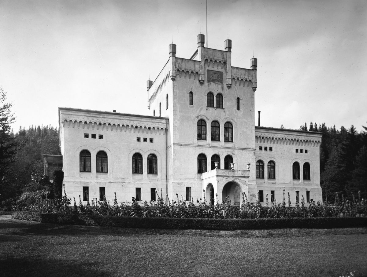Fasaden på hovedbygningen til Bærums Verk. Fotografert 1911.