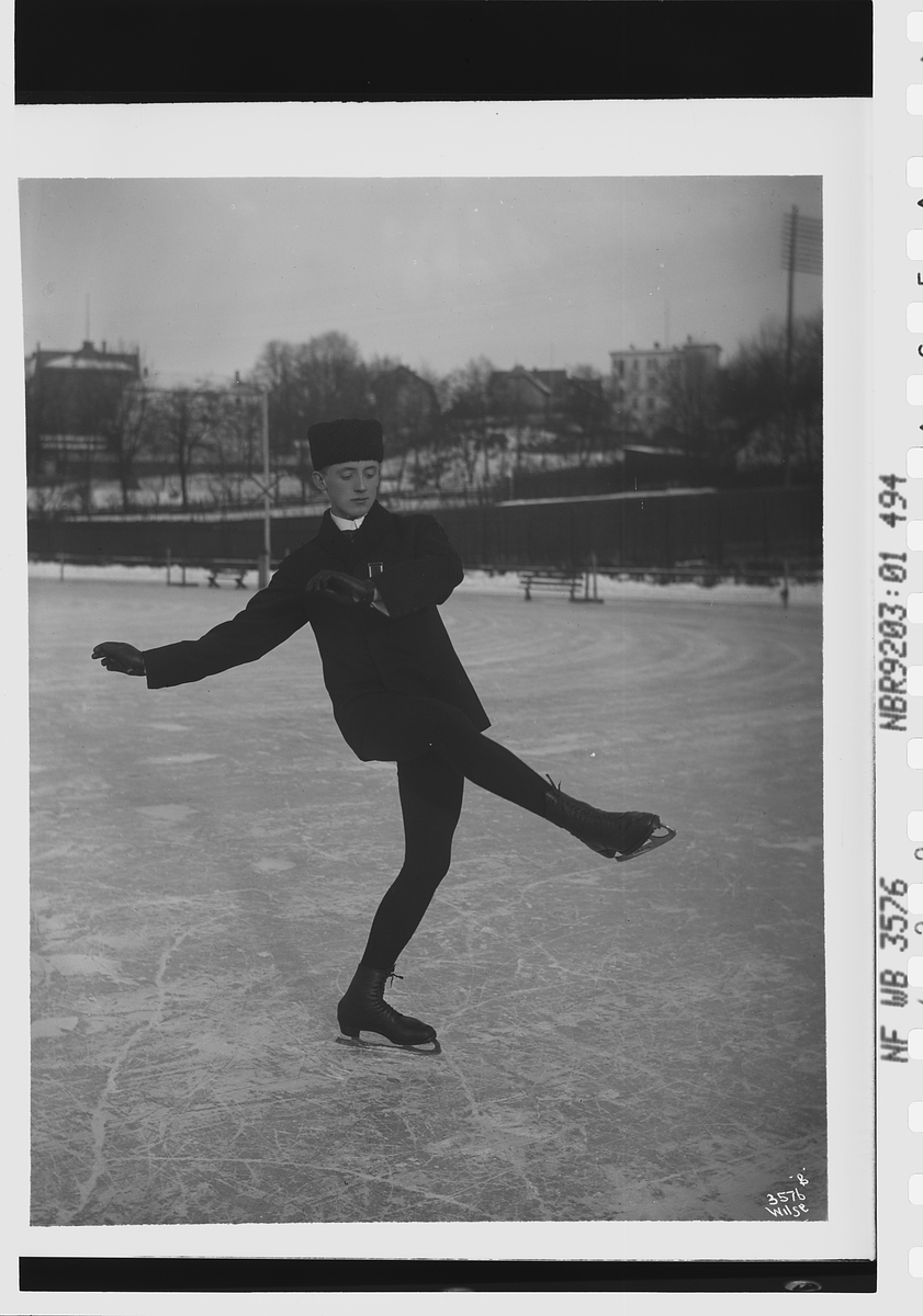 Skøyteløper i kunstløp Andreas Krogh. Fotografert 1912.