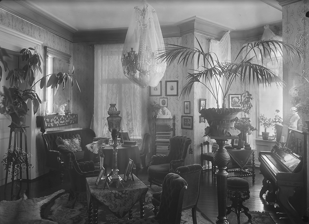 Stueinteriør i huset til disponent Sundt. Fotografert 1912.
