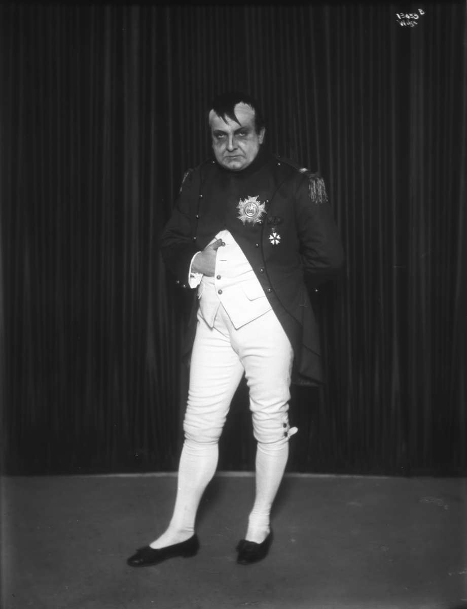 Skuespiller i rolle som Napoleon Bonaparte på Chat Noir.